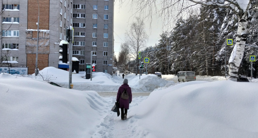 Свыше 70 жителей Кировской области поломали руки и ноги на заснеженных тротуарах