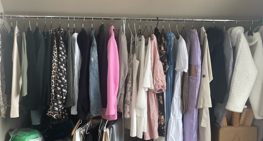 4 оттенка одежды, которые подчёркивают морщины и пигментные пятная после 50 лет: чем их заменить