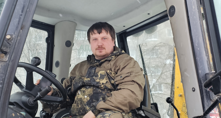 "Гаишники не спешат помогать с эвакуацией "подснежников": водитель экскаватора о сложностях работы в Чепецке 