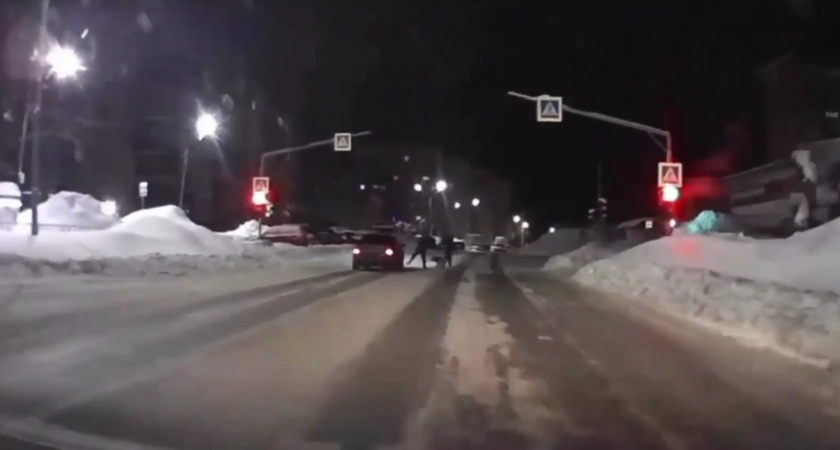 Мчал на красный по встречке: в Чепецке мужчина с собакой ногой пытался наказать нарушителя