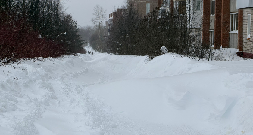 Власти Кирово-Чепецка дали управляющим компаниям два дня на уборку крыш и дворов