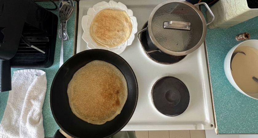 Хозяйки переходят на этот рецепт после первой попытки: "Бархатные" блины за 45 минут станут хитом на Масленицу