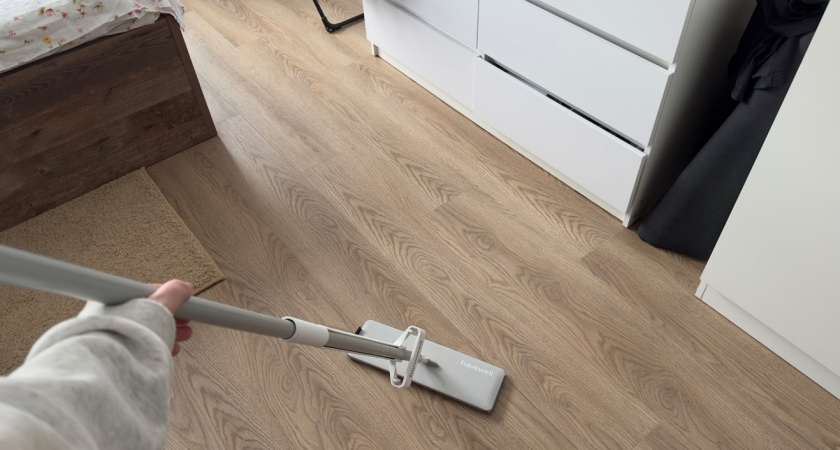 Помыла полы соленой водой - и вся семья заметила перемены: вот для чего добавлять соль в воду для уборки