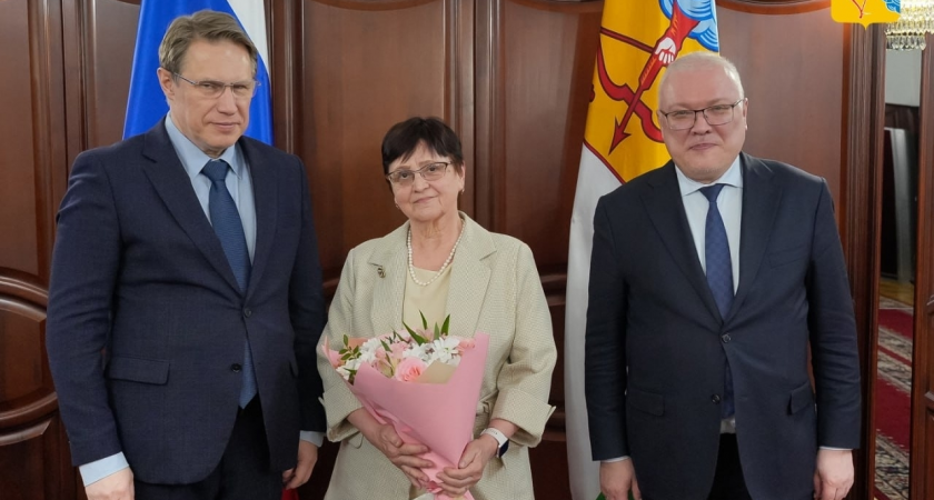 "О награде из рук министра узнала в 70-летний юбилей": Мурашко наградил врача из Просницкой ЦРБ