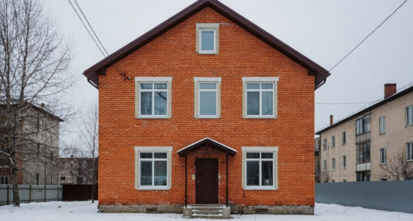 Зимой на улице -35, а стены голые: почему у нас строят кирпичные дома без утепления?