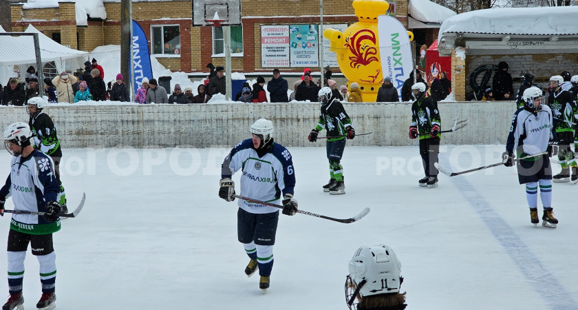 Сотни чепчан собрались на хоккейном турнире среди любительских команда: фоторепортаж с места событий 