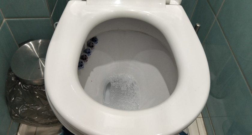 Кинула вечером шипучую таблетку за 15 рублей - утром унитаз сияет без хлора: сантехника сияет даже в темноте