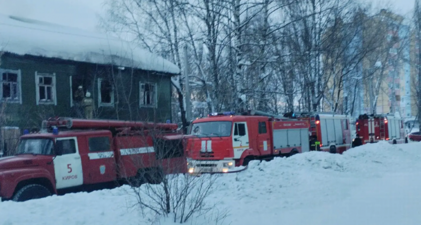 В Кирове в слободе Леваши пожар уничтожил жилой дом и гараж