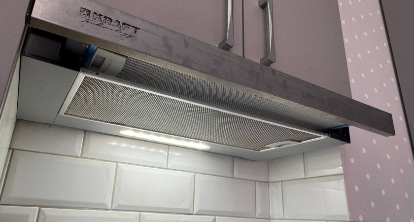 Даже сода с уксусом не пригодилась: как очистить вытяжку за 15 минут обычным кипятком