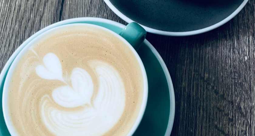 Добавляете корицу в кофе по четвергам? Рассказываем, откуда взялся «денежный» ритуал и почему в него верят