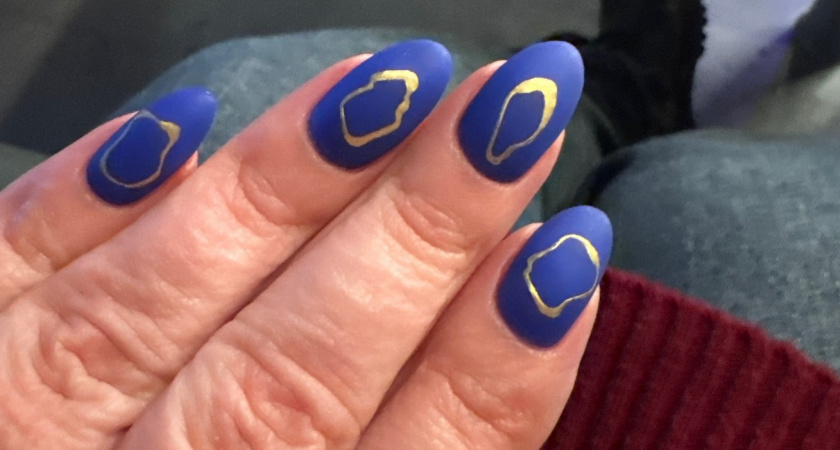 Ходить к мастеру маникюра больше не модно: теперь цвет ногтей меняют за 1 нажатие. Новый тренд скоро дойдет до России