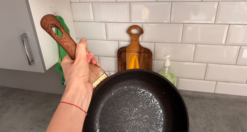 Годами тёрли до мозолей, а всё оказалось проще: обычная фольга и горячая вода убирают жир без химии