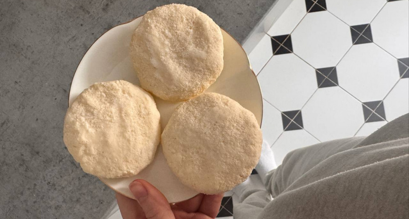 Жарите, а они опадают, превращаясь в лепешки? Один приём с творогом решает проблему сырников раз и навсегда