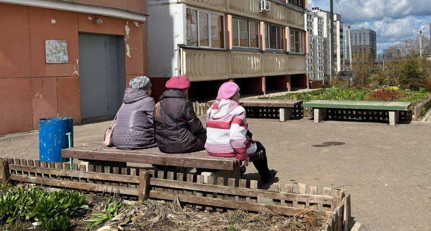 Куда подевались бабушки у подъезда: вы удивитесь, узнав правду