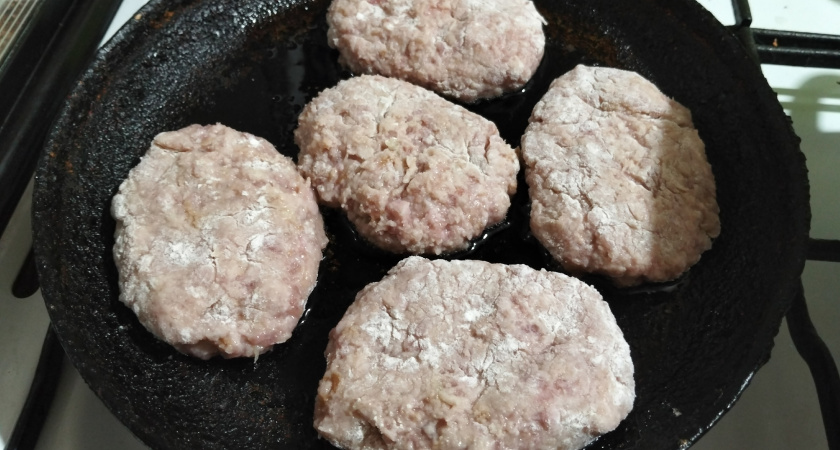 Делаете всё «по правилам», а котлеты всё равно сухие? 3 ошибки, которые повторяют 80 % хозяек