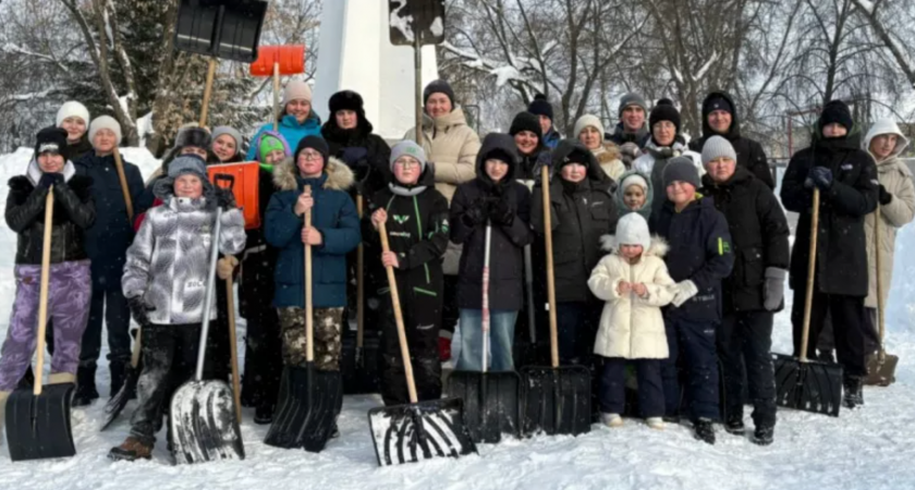Лопаты вместо парт: в Зуевском районе прошел "Снежный десант" по очистке памятников и парков