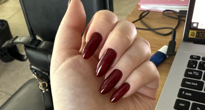 Выдают дурной вкус: 6 цветов лака для ногтей, которые дешевят образ - скажите своему мастеру