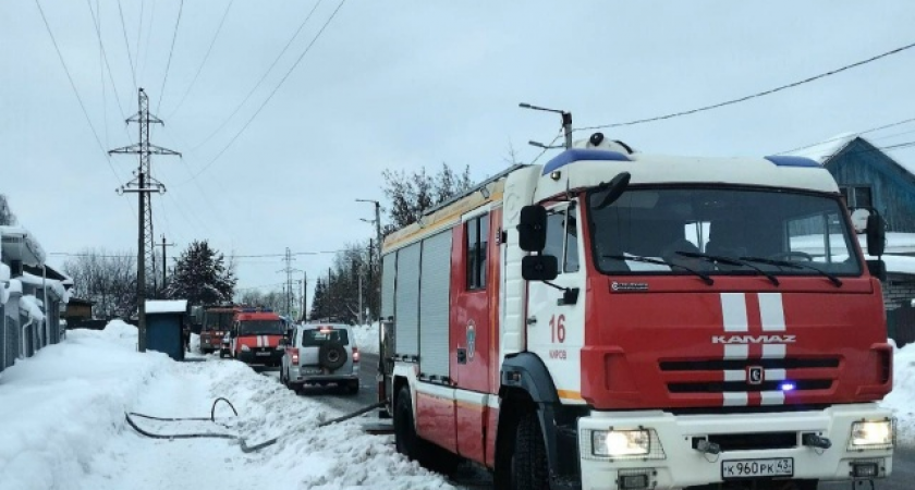 В последний день зимы кировские спасатели потушили огонь в заброшенном доме в Кирове
