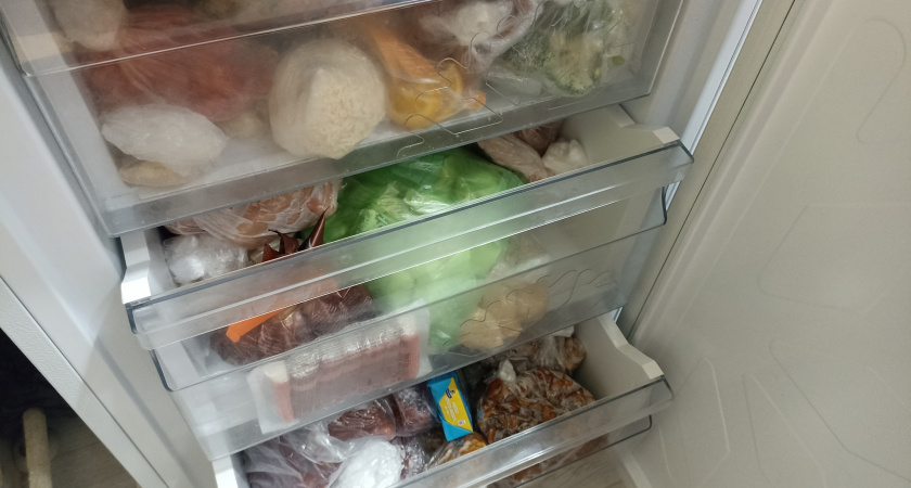 Больше не кидаю в кипяток: повар показал, как разморозить мясо и рыбу за 10 минут и без потери сока