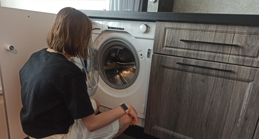 Почему нельзя оставлять дверцу стиральной машины открытой: жаль, что узнала слишком поздно