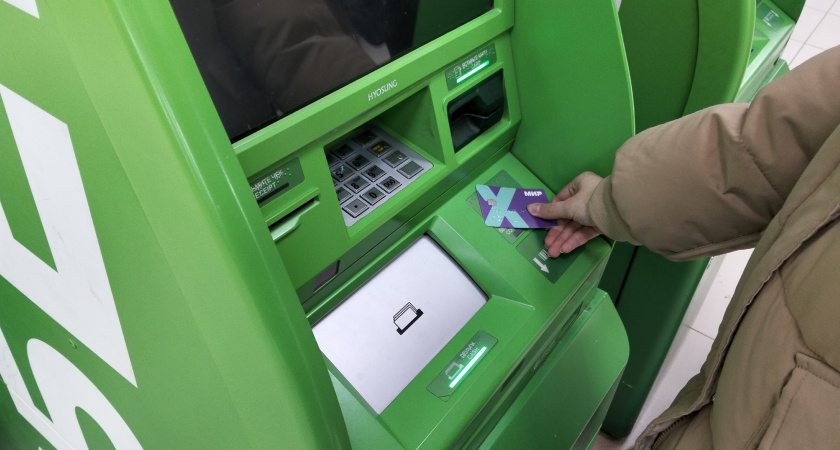 Что лучше: прикладывать или вставлять карту в банкомате