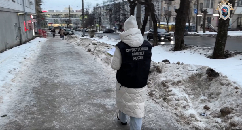В Нолинском районе завели дело по факту смерти женщины из-за схода снега с крыши