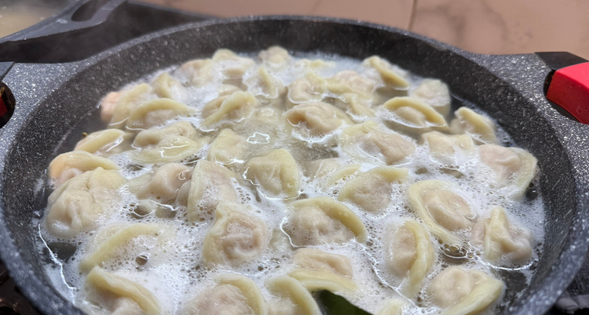 Кипяток убрала - и пельмени стали тонкими и ни один не развалился при варке: вот в чем секрет