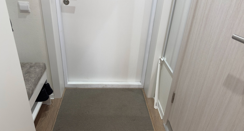 Эту хитрость с половиком я подсмотрел у немцев: вода с обуви уходит в сток, а коврик остается неподвижным