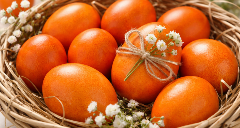 Яйца получаются ярче солнца: хозяйки раскрыли простой способ окрашивания к Пасхе