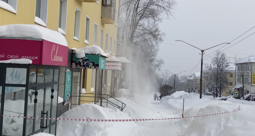 В начале марта в Кировской области зафиксировано 6 ЧП из-за схода снега с крыш