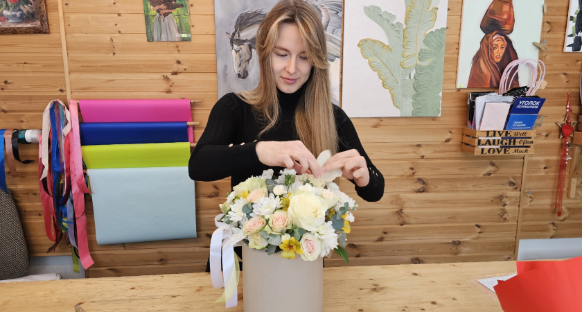 "Ночуем в салоне, чтобы все успеть": чепецкий флорист о работе цветочного магазина в преддверии 8 Марта 