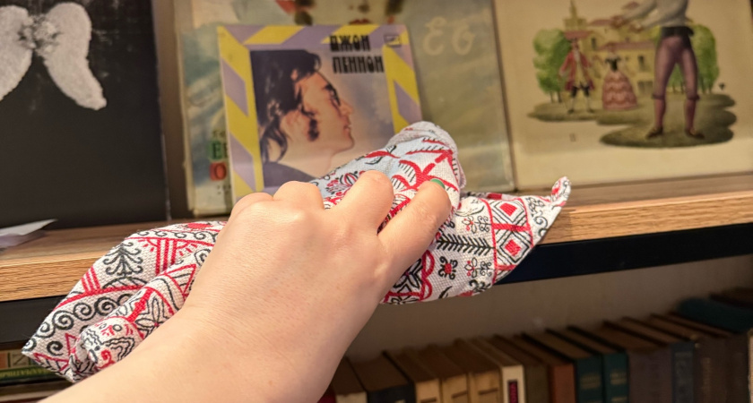 Забудьте про ежедневную уборку: хитрость, после которой пыль оседает в 3 раза медленнее