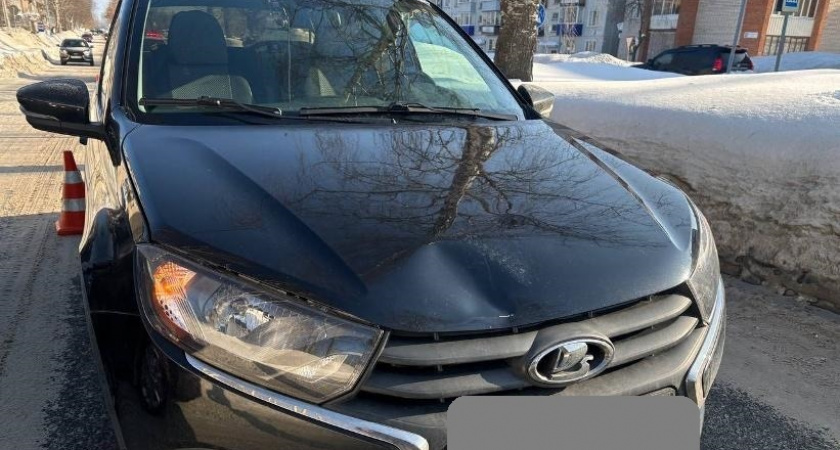 67-летняя женщина угодила под машину на улице Луначарского в Кирово-Чепецке