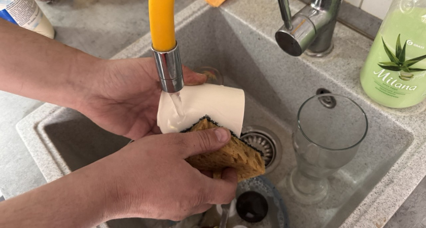 Добавляю в гель для посуды один кухонный ингредиент — и бутылка расходуется в 2 раза медленнее: крутой лайфхак