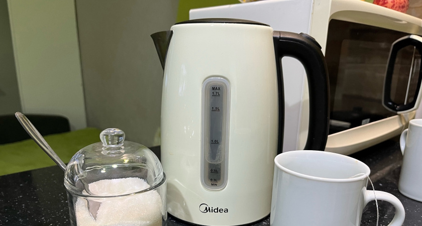 Думаете, уксус растворяет накипь? Химик МГУ объяснила, почему он почти бесполезен — и какая кислота очищает чайник за 15 минут