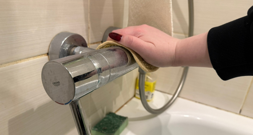 Трете кран до блеска,  через 3 дня снова белые разводы: 2 копеечных средства с кухни, которые реально растворяют известковый налет