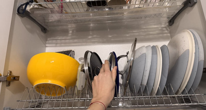 Почему нельзя вытирать посуду после мытья полотенцем: эксперт объяснила, какие микробы могут попасть на тарелки