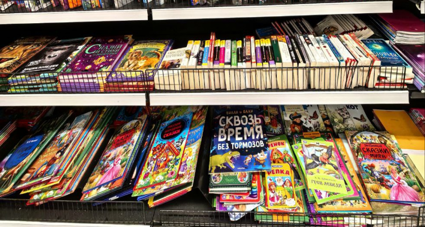 Зашла за одной книгой — ушла с целой стопкой: чем удивил книжный отдел «Большого Глобуса»