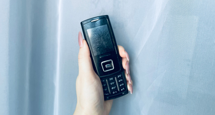 Дорогие смартфоны — прошлый век: почему в 2026 году люди снова выбирают дешевые кнопочные телефоны