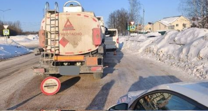 Грузовик и рейсовый автобус столкнулись на проспекте Мира в Кирово-Чепецке