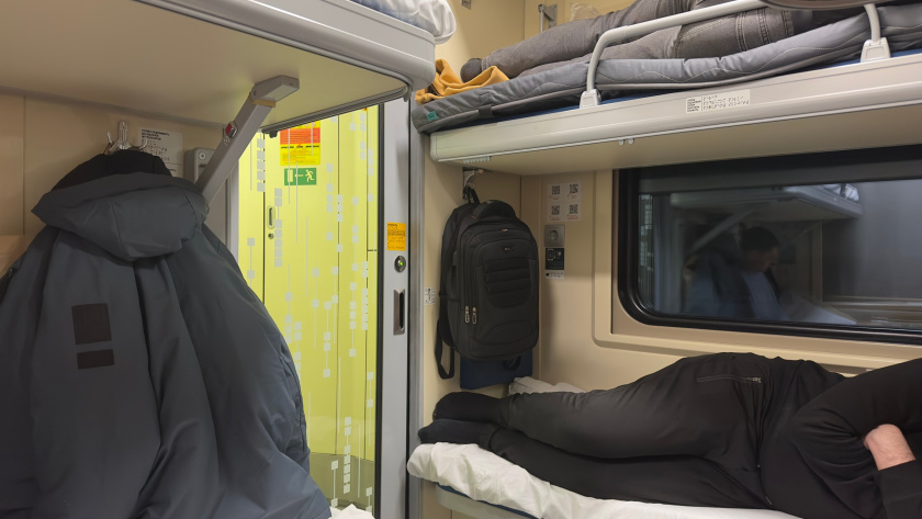 Можно ли залезать на верхнюю полку в поезде через стол? Пассажиры спорят об этом годами