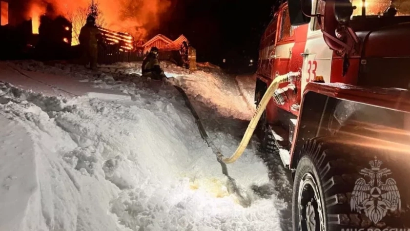 Житель Зуевского района получил травмы во время мощного пожара в частном доме