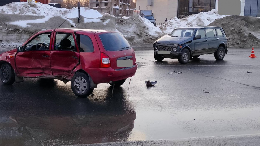 В Кирово-Чепецке "Нива" жестко протаранила "Калину" в бок, пострадали двое