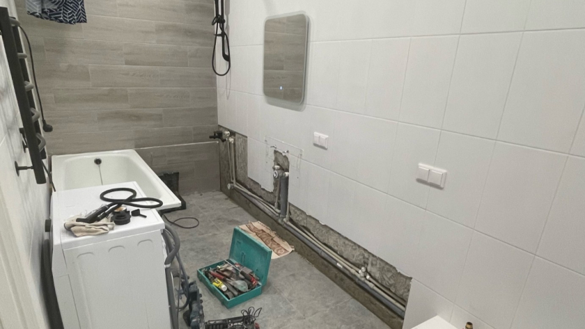 Тумбочки в ванной больше не в тренде: 4 классных альтернативы, которые освежат интерьер