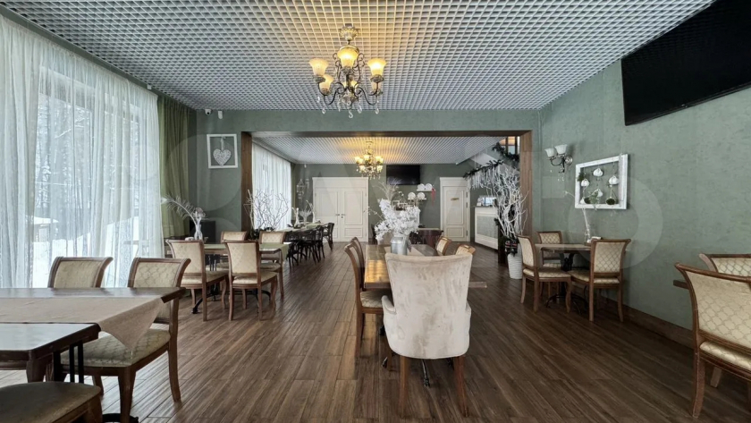 Роскошную гостиницу с птичьим уголком продают за 150 млн рублей в Слободском