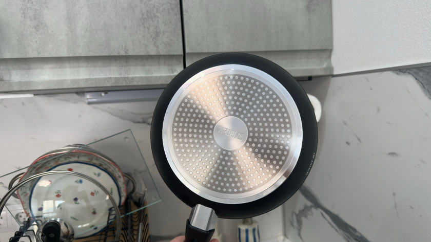 Способ «Два стакана»: отмываю грязную посуду без дорогой химии и жестких губок - даже самые старые сковородки засияют