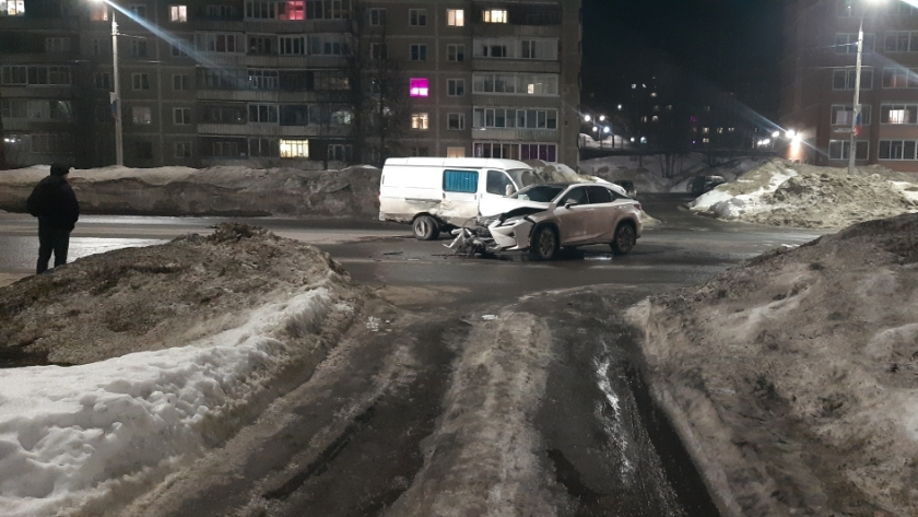 "Газель" смяла дорогую иномарку на проспекте Россия в Кирово-Чепецке