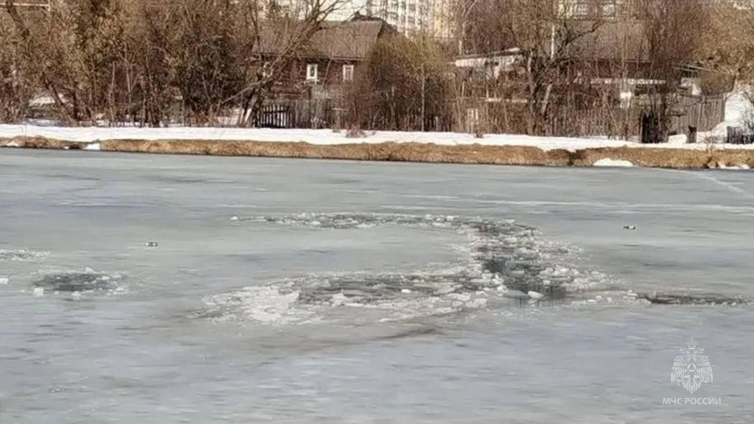 В Кирове очевидцы спасли двух школьниц, провалившихся под лед