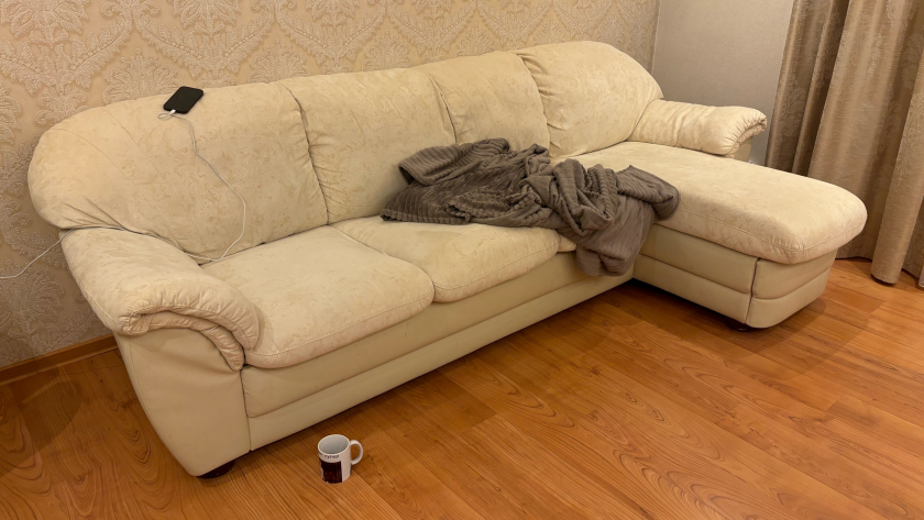 Угловой диван больше не в моде: 5 антитрендов мягкой мебели, которые делают вашу квартиру «колхозной»