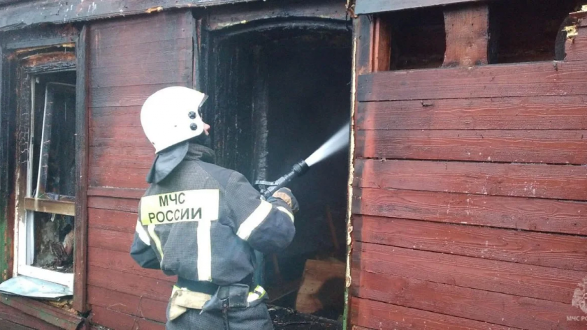 Пять спасателей тушили пожар в Нагорске, который возник из-за неосторожности при курении